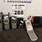 LOTE 288 - 07 CELULARES ANTIGOS MARCAS E MODELOS DIVERSOS. (NO ESTADO) ATENÇÃO! FAZER A VISITAÇÃO ANTES DE ARREMATAR, NÃO SABEMOS SE FUNCIONA. LEILÃO NÃO TEM GARANTIA E NEM DEVOLUÇÃO, SUJEITO A POSSÍVEIS AVARIAS VISÍVEIS/OCULTAS E/OU AUSÊNCIA DE COMPONENTES.
