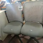 LOTE 500 - 02 CADEIRAS DE ESCRITÓRIO COM BASES GIRATÓRIAS. (NO ESTADO) ATENÇÃO! FAZER A VISITAÇÃO ANTES DE ARREMATAR, NÃO SABEMOS SE FUNCIONA. LEILÃO NÃO TEM GARANTIA E NEM DEVOLUÇÃO, SUJEITO A POSSÍVEIS AVARIAS VISÍVEIS/OCULTAS E/OU AUSÊNCIA DE COMPONENTES.