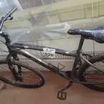 LOTE 520 - 01 BICICLETA ARO 29. (NO ESTADO) ATENÇÃO! FAZER A VISITAÇÃO ANTES DE ARREMATAR, NÃO SABEMOS SE FUNCIONA. LEILÃO NÃO TEM GARANTIA E NEM DEVOLUÇÃO, SUJEITO A POSSÍVEIS AVARIAS VISÍVEIS/OCULTAS E/OU AUSÊNCIA DE COMPONENTES.