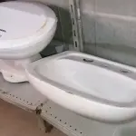 LOTE 472 - 02 VASOS SANITÁRIO E 01 CUBA PARA LAVATÓRIO. (NO ESTADO) ATENÇÃO! FAZER A VISITAÇÃO ANTES DE ARREMATAR, NÃO SABEMOS SE FUNCIONA. LEILÃO NÃO TEM GARANTIA E NEM DEVOLUÇÃO, SUJEITO A POSSÍVEIS AVARIAS VISÍVEIS/OCULTAS E/OU AUSÊNCIA DE COMPONENTES.