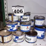 LOTE 406 - 01 LOTE COM VÁRIAS LATAS DE ADESIVO PLÁSTICO. (NO ESTADO) ATENÇÃO! FAZER A VISITAÇÃO ANTES DE ARREMATAR, NÃO SABEMOS SE FUNCIONA. LEILÃO NÃO TEM GARANTIA E NEM DEVOLUÇÃO, SUJEITO A POSSÍVEIS AVARIAS VISÍVEIS/OCULTAS E/OU AUSÊNCIA DE COMPONENTES.
