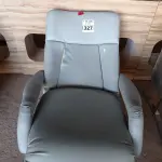 LOTE 327 - 01 POLTRONA PARA DESCANSO RECLINÁVEL COM AVARIAS. (NO ESTADO) ATENÇÃO! FAZER A VISITAÇÃO ANTES DE ARREMATAR, NÃO SABEMOS SE FUNCIONA. LEILÃO NÃO TEM GARANTIA E NEM DEVOLUÇÃO, SUJEITO A POSSÍVEIS AVARIAS VISÍVEIS/OCULTAS E/OU AUSÊNCIA DE COMPONENTES.