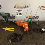 LOTE 318 - 01 FURADEIRA, 01 PARAFUSADEIRA E FERRAMENTAS DIVERSAS. (NO ESTADO) ATENÇÃO! FAZER A VISITAÇÃO ANTES DE ARREMATAR, NÃO SABEMOS SE FUNCIONA. LEILÃO NÃO TEM GARANTIA E NEM DEVOLUÇÃO, SUJEITO A POSSÍVEIS AVARIAS VISÍVEIS/OCULTAS E/OU AUSÊNCIA DE COMPONENTES.
