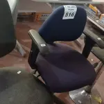 LOTE 516 - 01 BANQUETA E 02 CADEIRAS DE ESCRITÓRIO COM BASE GIRATÓRIA. (NO ESTADO) ATENÇÃO! FAZER A VISITAÇÃO ANTES DE ARREMATAR, NÃO SABEMOS SE FUNCIONA. LEILÃO NÃO TEM GARANTIA E NEM DEVOLUÇÃO, SUJEITO A POSSÍVEIS AVARIAS VISÍVEIS/OCULTAS E/OU AUSÊNCIA DE COMPONENTES.