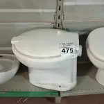 LOTE 478 - 02 VASOS SANITÁRIO E 01 CUBA PARA LAVATÓRIO. (NO ESTADO) ATENÇÃO! FAZER A VISITAÇÃO ANTES DE ARREMATAR, NÃO SABEMOS SE FUNCIONA. LEILÃO NÃO TEM GARANTIA E NEM DEVOLUÇÃO, SUJEITO A POSSÍVEIS AVARIAS VISÍVEIS/OCULTAS E/OU AUSÊNCIA DE COMPONENTES.