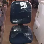 LOTE 441 - 01 CADEIRA DE ESCRITÓRIO COM BASE GIRATÓRIA. (NO ESTADO) ATENÇÃO! FAZER A VISITAÇÃO ANTES DE ARREMATAR, NÃO SABEMOS SE FUNCIONA. LEILÃO NÃO TEM GARANTIA E NEM DEVOLUÇÃO, SUJEITO A POSSÍVEIS AVARIAS VISÍVEIS/OCULTAS E/OU AUSÊNCIA DE COMPONENTES.