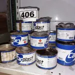 LOTE 406 - 01 LOTE COM VÁRIAS LATAS DE ADESIVO PLÁSTICO. (NO ESTADO) ATENÇÃO! FAZER A VISITAÇÃO ANTES DE ARREMATAR, NÃO SABEMOS SE FUNCIONA. LEILÃO NÃO TEM GARANTIA E NEM DEVOLUÇÃO, SUJEITO A POSSÍVEIS AVARIAS VISÍVEIS/OCULTAS E/OU AUSÊNCIA DE COMPONENTES.