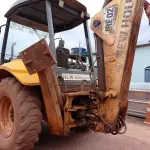 LOTE 536 - 01 RETROESCAVADEIRA NEW HOLLAND  LB90 4x2 2010 , VIDROS QUEBRADOS TEM OS RESERVAS. 02 PNEUS DIANTEIROS  (NO ESTADO)