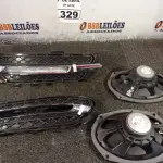 LOTE 329 - 02 ALTO-FALANTES, E 01 PAR DE LUZES DIURNAS DA MERCEDES INCOMPLETA. (NO ESTADO) ATENÇÃO! FAZER A VISITAÇÃO ANTES DE ARREMATAR, NÃO SABEMOS SE FUNCIONA. LEILÃO NÃO TEM GARANTIA E NEM DEVOLUÇÃO, SUJEITO A POSSÍVEIS AVARIAS VISÍVEIS/OCULTAS E/OU AUSÊNCIA DE COMPONENTES.