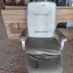 LOTE 281 - 01 POLTRONA PARA DESCANSO RECLINÁVEL. (NO ESTADO) ATENÇÃO! FAZER A VISITAÇÃO ANTES DE ARREMATAR, NÃO SABEMOS SE FUNCIONA. LEILÃO NÃO TEM GARANTIA E NEM DEVOLUÇÃO, SUJEITO A POSSÍVEIS AVARIAS VISÍVEIS/OCULTAS E/OU AUSÊNCIA DE COMPONENTES.