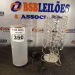 LOTE 350 - 02 ABAJURES. (NO ESTADO) ATENÇÃO! FAZER A VISITAÇÃO ANTES DE ARREMATAR, NÃO SABEMOS SE FUNCIONA. LEILÃO NÃO TEM GARANTIA E NEM DEVOLUÇÃO, SUJEITO A POSSÍVEIS AVARIAS VISÍVEIS/OCULTAS E/OU AUSÊNCIA DE COMPONENTES.
