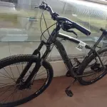 LOTE 520 - 01 BICICLETA ARO 29. (NO ESTADO) ATENÇÃO! FAZER A VISITAÇÃO ANTES DE ARREMATAR, NÃO SABEMOS SE FUNCIONA. LEILÃO NÃO TEM GARANTIA E NEM DEVOLUÇÃO, SUJEITO A POSSÍVEIS AVARIAS VISÍVEIS/OCULTAS E/OU AUSÊNCIA DE COMPONENTES.