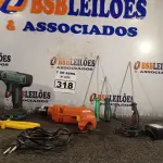 LOTE 318 - 01 FURADEIRA, 01 PARAFUSADEIRA E FERRAMENTAS DIVERSAS. (NO ESTADO) ATENÇÃO! FAZER A VISITAÇÃO ANTES DE ARREMATAR, NÃO SABEMOS SE FUNCIONA. LEILÃO NÃO TEM GARANTIA E NEM DEVOLUÇÃO, SUJEITO A POSSÍVEIS AVARIAS VISÍVEIS/OCULTAS E/OU AUSÊNCIA DE COMPONENTES.