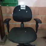 LOTE 442 - 01 CADEIRA DE ESCRITÓRIO COM BASE GIRATÓRIA. (NO ESTADO) ATENÇÃO! FAZER A VISITAÇÃO ANTES DE ARREMATAR, NÃO SABEMOS SE FUNCIONA. LEILÃO NÃO TEM GARANTIA E NEM DEVOLUÇÃO, SUJEITO A POSSÍVEIS AVARIAS VISÍVEIS/OCULTAS E/OU AUSÊNCIA DE COMPONENTES.