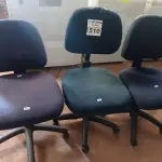 LOTE 510 - 03 CADEIRAS DE ESCRITÓRIO COM BASE GIRATÓRIA. (NO ESTADO) ATENÇÃO! FAZER A VISITAÇÃO ANTES DE ARREMATAR, NÃO SABEMOS SE FUNCIONA. LEILÃO NÃO TEM GARANTIA E NEM DEVOLUÇÃO, SUJEITO A POSSÍVEIS AVARIAS VISÍVEIS/OCULTAS E/OU AUSÊNCIA DE COMPONENTES.