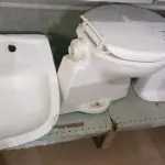 LOTE 464 - 02 VASOS SANITÁRIO E 01 CUBA PARA LAVATÓRIO. (NO ESTADO) ATENÇÃO! FAZER A VISITAÇÃO ANTES DE ARREMATAR, NÃO SABEMOS SE FUNCIONA. LEILÃO NÃO TEM GARANTIA E NEM DEVOLUÇÃO, SUJEITO A POSSÍVEIS AVARIAS VISÍVEIS/OCULTAS E/OU AUSÊNCIA DE COMPONENTES.