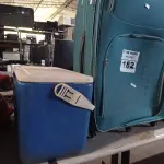 LOTE 182 - 01 MALA DE VIAGEM E 01 COOLER. (NO ESTADO) ATENÇÃO! FAZER A VISITAÇÃO ANTES DE ARREMATAR, NÃO SABEMOS SE FUNCIONA. LEILÃO NÃO TEM GARANTIA E NEM DEVOLUÇÃO, SUJEITO A POSSÍVEIS AVARIAS VISÍVEIS/OCULTAS E/OU AUSÊNCIA DE COMPONENTES.