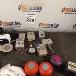 LOTE 228 - 08 CÂMERAS FOTOGRÁFICAS DIGITAL, 05 CAIXINHAS DE SOM BLUETOOTH E 01 ÓCULOS GEAR VR. (NO ESTADO) ATENÇÃO! FAZER A VISITAÇÃO ANTES DE ARREMATAR, NÃO SABEMOS SE FUNCIONA. LEILÃO NÃO TEM GARANTIA E NEM DEVOLUÇÃO, SUJEITO A POSSÍVEIS AVARIAS VISÍVEIS/OCULTAS E/OU AUSÊNCIA DE COMPONENTES.