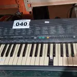 LOTE 040 - 01 TECLADO YAMAHA PSR-19. (NO ESTADO) ATENÇÃO! FAZER A VISITAÇÃO ANTES DE ARREMATAR, NÃO SABEMOS SE FUNCIONA. LEILÃO NÃO TEM GARANTIA E NEM DEVOLUÇÃO, SUJEITO A POSSÍVEIS AVARIAS VISÍVEIS/OCULTAS E/OU AUSÊNCIA DE COMPONENTES.