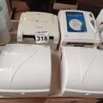 LOTE 318 - 04 DISPENSE PARA PAPEL TOALHA. (NO ESTADO) ATENÇÃO! FAZER A VISITAÇÃO ANTES DE ARREMATAR, NÃO SABEMOS SE FUNCIONA. LEILÃO NÃO TEM GARANTIA E NEM DEVOLUÇÃO, SUJEITO A POSSÍVEIS AVARIAS VISÍVEIS/OCULTAS E/OU AUSÊNCIA DE COMPONENTES.