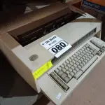 LOTE 080 - 01 MÁQUINA DE ESCREVER MARCA IBM. (NO ESTADO) ATENÇÃO! FAZER A VISITAÇÃO ANTES DE ARREMATAR, NÃO SABEMOS SE FUNCIONA. LEILÃO NÃO TEM GARANTIA E NEM DEVOLUÇÃO, SUJEITO A POSSÍVEIS AVARIAS VISÍVEIS/OCULTAS E/OU AUSÊNCIA DE COMPONENTES.