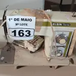 LOTE 163 - 01 MÁQUINA DE COSTURA MARCA ELGIN. (NO ESTADO) ATENÇÃO! FAZER A VISITAÇÃO ANTES DE ARREMATAR, NÃO SABEMOS SE FUNCIONA. LEILÃO NÃO TEM GARANTIA E NEM DEVOLUÇÃO, SUJEITO A POSSÍVEIS AVARIAS VISÍVEIS/OCULTAS E/OU AUSÊNCIA DE COMPONENTES.