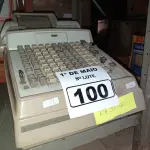 LOTE 100 - 01 MÁQUINA DE ESCREVER BURROUGHS. (NO ESTADO) ATENÇÃO! FAZER A VISITAÇÃO ANTES DE ARREMATAR, NÃO SABEMOS SE FUNCIONA. LEILÃO NÃO TEM GARANTIA E NEM DEVOLUÇÃO, SUJEITO A POSSÍVEIS AVARIAS VISÍVEIS/OCULTAS E/OU AUSÊNCIA DE COMPONENTES.