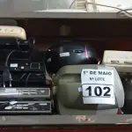 LOTE 102 - 03 APARELHOS DE SOM, 01 RADIO RELÓGIO E 07 APARELHOS DE DVD MARCAS E MODELOS DIVERSOS. (NO ESTADO) ATENÇÃO! FAZER A VISITAÇÃO ANTES DE ARREMATAR, NÃO SABEMOS SE FUNCIONA. LEILÃO NÃO TEM GARANTIA E NEM DEVOLUÇÃO, SUJEITO A POSSÍVEIS AVARIAS VISÍVEIS/OCULTAS E/OU AUSÊNCIA DE COMPONENTES.
