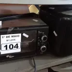LOTE 104 - 01 FORNO ELÉTRICO E 01 MÁQUINA DE FAZER PÃO MARCA SUGGAR 220V. (NO ESTADO) ATENÇÃO! FAZER A VISITAÇÃO ANTES DE ARREMATAR, NÃO SABEMOS SE FUNCIONA. LEILÃO NÃO TEM GARANTIA E NEM DEVOLUÇÃO, SUJEITO A POSSÍVEIS AVARIAS VISÍVEIS/OCULTAS E/OU AUSÊNCIA DE COMPONENTES.