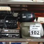 LOTE 102 - 03 APARELHOS DE SOM, 01 RADIO RELÓGIO E 07 APARELHOS DE DVD MARCAS E MODELOS DIVERSOS. (NO ESTADO) ATENÇÃO! FAZER A VISITAÇÃO ANTES DE ARREMATAR, NÃO SABEMOS SE FUNCIONA. LEILÃO NÃO TEM GARANTIA E NEM DEVOLUÇÃO, SUJEITO A POSSÍVEIS AVARIAS VISÍVEIS/OCULTAS E/OU AUSÊNCIA DE COMPONENTES.