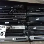 LOTE 090 - 14 APARELHOS DE DVD MARCAS E MODELOS DIVERSOS. (NO ESTADO) ATENÇÃO! FAZER A VISITAÇÃO ANTES DE ARREMATAR, NÃO SABEMOS SE FUNCIONA. LEILÃO NÃO TEM GARANTIA E NEM DEVOLUÇÃO, SUJEITO A POSSÍVEIS AVARIAS VISÍVEIS/OCULTAS E/OU AUSÊNCIA DE COMPONENTES.