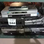 LOTE 044 - 02 VIDEOCASSETES E 12 APARELHOS DE DVD MARCAS E MODELOS DIVERSOS. (NO ESTADO) ATENÇÃO! FAZER A VISITAÇÃO ANTES DE ARREMATAR, NÃO SABEMOS SE FUNCIONA. LEILÃO NÃO TEM GARANTIA E NEM DEVOLUÇÃO, SUJEITO A POSSÍVEIS AVARIAS VISÍVEIS/OCULTAS E/OU AUSÊNCIA DE COMPONENTES.
