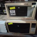 LOTE 126 - 03 MICRO-ONDAS MARCAS E MODELOS DIVERSOS. (NO ESTADO) ATENÇÃO! FAZER A VISITAÇÃO ANTES DE ARREMATAR, NÃO SABEMOS SE FUNCIONA. LEILÃO NÃO TEM GARANTIA E NEM DEVOLUÇÃO, SUJEITO A POSSÍVEIS AVARIAS VISÍVEIS/OCULTAS E/OU AUSÊNCIA DE COMPONENTES.