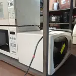 LOTE 118 - 03 MICRO-ONDAS MARCAS E MODELOS DIVERSOS. (NO ESTADO) ATENÇÃO! FAZER A VISITAÇÃO ANTES DE ARREMATAR, NÃO SABEMOS SE FUNCIONA. LEILÃO NÃO TEM GARANTIA E NEM DEVOLUÇÃO, SUJEITO A POSSÍVEIS AVARIAS VISÍVEIS/OCULTAS E/OU AUSÊNCIA DE COMPONENTES.