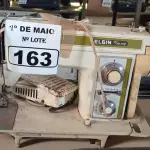LOTE 163 - 01 MÁQUINA DE COSTURA MARCA ELGIN. (NO ESTADO) ATENÇÃO! FAZER A VISITAÇÃO ANTES DE ARREMATAR, NÃO SABEMOS SE FUNCIONA. LEILÃO NÃO TEM GARANTIA E NEM DEVOLUÇÃO, SUJEITO A POSSÍVEIS AVARIAS VISÍVEIS/OCULTAS E/OU AUSÊNCIA DE COMPONENTES.