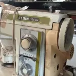 LOTE 163 - 01 MÁQUINA DE COSTURA MARCA ELGIN. (NO ESTADO) ATENÇÃO! FAZER A VISITAÇÃO ANTES DE ARREMATAR, NÃO SABEMOS SE FUNCIONA. LEILÃO NÃO TEM GARANTIA E NEM DEVOLUÇÃO, SUJEITO A POSSÍVEIS AVARIAS VISÍVEIS/OCULTAS E/OU AUSÊNCIA DE COMPONENTES.