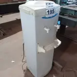 LOTE 195 - 01 BEBEDOURO PARA GARRAFÃO 220V. (NO ESTADO) ATENÇÃO! FAZER A VISITAÇÃO ANTES DE ARREMATAR, NÃO SABEMOS SE FUNCIONA. LEILÃO NÃO TEM GARANTIA E NEM DEVOLUÇÃO, SUJEITO A POSSÍVEIS AVARIAS VISÍVEIS/OCULTAS E/OU AUSÊNCIA DE COMPONENTES.