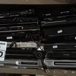 LOTE 090 - 14 APARELHOS DE DVD MARCAS E MODELOS DIVERSOS. (NO ESTADO) ATENÇÃO! FAZER A VISITAÇÃO ANTES DE ARREMATAR, NÃO SABEMOS SE FUNCIONA. LEILÃO NÃO TEM GARANTIA E NEM DEVOLUÇÃO, SUJEITO A POSSÍVEIS AVARIAS VISÍVEIS/OCULTAS E/OU AUSÊNCIA DE COMPONENTES.