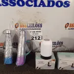 LOTE 212 - 01 DISPENSE DE ÁGUA AUTOMÁTICO E 02 MINI GUARDA-CHUVAS. (NO ESTADO) ATENÇÃO! FAZER A VISITAÇÃO ANTES DE ARREMATAR, NÃO SABEMOS SE FUNCIONA. LEILÃO NÃO TEM GARANTIA E NEM DEVOLUÇÃO, SUJEITO A POSSÍVEIS AVARIAS VISÍVEIS/OCULTAS E/OU AUSÊNCIA DE COMPONENTES.