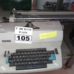 LOTE 105 - 01 MÁQUINA DE ESCREVER FACIT. (NO ESTADO) ATENÇÃO! FAZER A VISITAÇÃO ANTES DE ARREMATAR, NÃO SABEMOS SE FUNCIONA. LEILÃO NÃO TEM GARANTIA E NEM DEVOLUÇÃO, SUJEITO A POSSÍVEIS AVARIAS VISÍVEIS/OCULTAS E/OU AUSÊNCIA DE COMPONENTES.