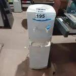 LOTE 195 - 01 BEBEDOURO PARA GARRAFÃO 220V. (NO ESTADO) ATENÇÃO! FAZER A VISITAÇÃO ANTES DE ARREMATAR, NÃO SABEMOS SE FUNCIONA. LEILÃO NÃO TEM GARANTIA E NEM DEVOLUÇÃO, SUJEITO A POSSÍVEIS AVARIAS VISÍVEIS/OCULTAS E/OU AUSÊNCIA DE COMPONENTES.