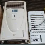 LOTE 026 - 02 CLIMATIZADORES DE AR MARCAS E MODELOS DIVERSOS. (NO ESTADO) ATENÇÃO! FAZER A VISITAÇÃO ANTES DE ARREMATAR, NÃO SABEMOS SE FUNCIONA. LEILÃO NÃO TEM GARANTIA E NEM DEVOLUÇÃO, SUJEITO A POSSÍVEIS AVARIAS VISÍVEIS/OCULTAS E/OU AUSÊNCIA DE COMPONENTES.
