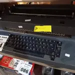 LOTE 084 - 01 MÁQUINA DE ESCREVER MARCA IBM. (NO ESTADO) ATENÇÃO! FAZER A VISITAÇÃO ANTES DE ARREMATAR, NÃO SABEMOS SE FUNCIONA. LEILÃO NÃO TEM GARANTIA E NEM DEVOLUÇÃO, SUJEITO A POSSÍVEIS AVARIAS VISÍVEIS/OCULTAS E/OU AUSÊNCIA DE COMPONENTES.