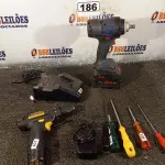 LOTE 186 - 02 PARAFUSADEIRA E 04 CHAVES DIVERSAS. (NO ESTADO) ATENÇÃO! FAZER A VISITAÇÃO ANTES DE ARREMATAR, NÃO SABEMOS SE FUNCIONA. LEILÃO NÃO TEM GARANTIA E NEM DEVOLUÇÃO, SUJEITO A POSSÍVEIS AVARIAS VISÍVEIS/OCULTAS E/OU AUSÊNCIA DE COMPONENTES.