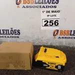 LOTE 256 - 01 BATERIA 20V DE 5AH MARCA DEWALT. (NOVA). (NO ESTADO)