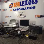 LOTE 251 - 02 DVD PORTÁTIL E 01 RADIO. (NO ESTADO) ATENÇÃO! FAZER A VISITAÇÃO ANTES DE ARREMATAR, NÃO SABEMOS SE FUNCIONA. LEILÃO NÃO TEM GARANTIA E NEM DEVOLUÇÃO, SUJEITO A POSSÍVEIS AVARIAS VISÍVEIS/OCULTAS E/OU AUSÊNCIA DE COMPONENTES.