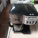 LOTE 317 - 01 CAFETEIRA HAMILTON. (NO ESTADO) ATENÇÃO! FAZER A VISITAÇÃO ANTES DE ARREMATAR, NÃO SABEMOS SE FUNCIONA. LEILÃO NÃO TEM GARANTIA E NEM DEVOLUÇÃO, SUJEITO A POSSÍVEIS AVARIAS VISÍVEIS/OCULTAS E/OU AUSÊNCIA DE COMPONENTES.