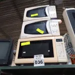 LOTE 036 - 03 MICRO-ONDAS MARCAS E MODELOS DIVERSOS. (NO ESTADO) ATENÇÃO! FAZER A VISITAÇÃO ANTES DE ARREMATAR, NÃO SABEMOS SE FUNCIONA. LEILÃO NÃO TEM GARANTIA E NEM DEVOLUÇÃO, SUJEITO A POSSÍVEIS AVARIAS VISÍVEIS/OCULTAS E/OU AUSÊNCIA DE COMPONENTES.
