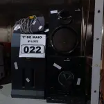 LOTE 022 - 01 APARELHO DE SOM E 04 CAIXAS DE SOM. (NO ESTADO) ATENÇÃO! FAZER A VISITAÇÃO ANTES DE ARREMATAR, NÃO SABEMOS SE FUNCIONA. LEILÃO NÃO TEM GARANTIA E NEM DEVOLUÇÃO, SUJEITO A POSSÍVEIS AVARIAS VISÍVEIS/OCULTAS E/OU AUSÊNCIA DE COMPONENTES.