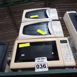 LOTE 036 - 03 MICRO-ONDAS MARCAS E MODELOS DIVERSOS. (NO ESTADO) ATENÇÃO! FAZER A VISITAÇÃO ANTES DE ARREMATAR, NÃO SABEMOS SE FUNCIONA. LEILÃO NÃO TEM GARANTIA E NEM DEVOLUÇÃO, SUJEITO A POSSÍVEIS AVARIAS VISÍVEIS/OCULTAS E/OU AUSÊNCIA DE COMPONENTES.